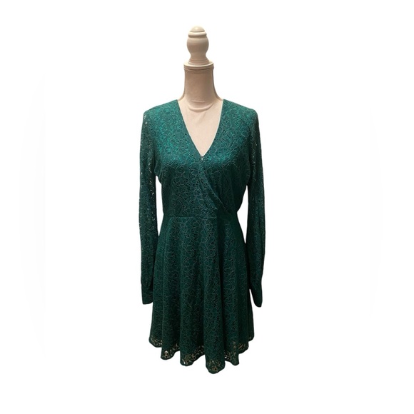 Alexia Admor Dresses & Skirts - Alexia Admor Lace mini dress